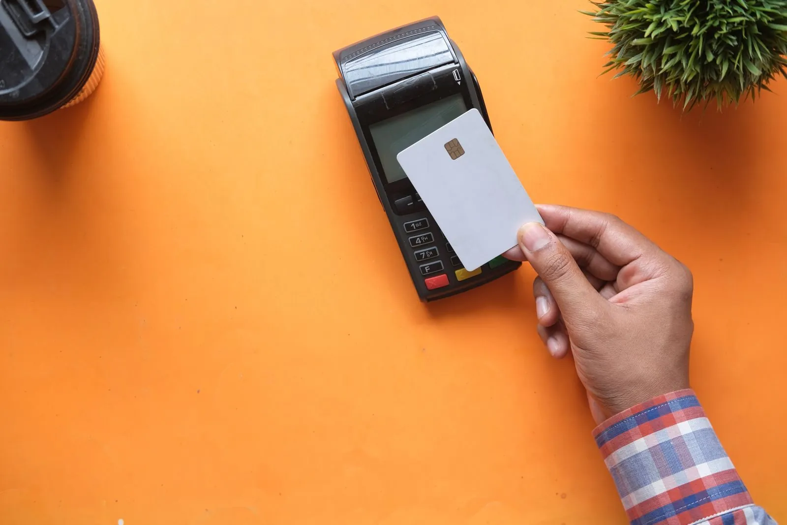 Pago con tarjeta en un datáfono de un comercio